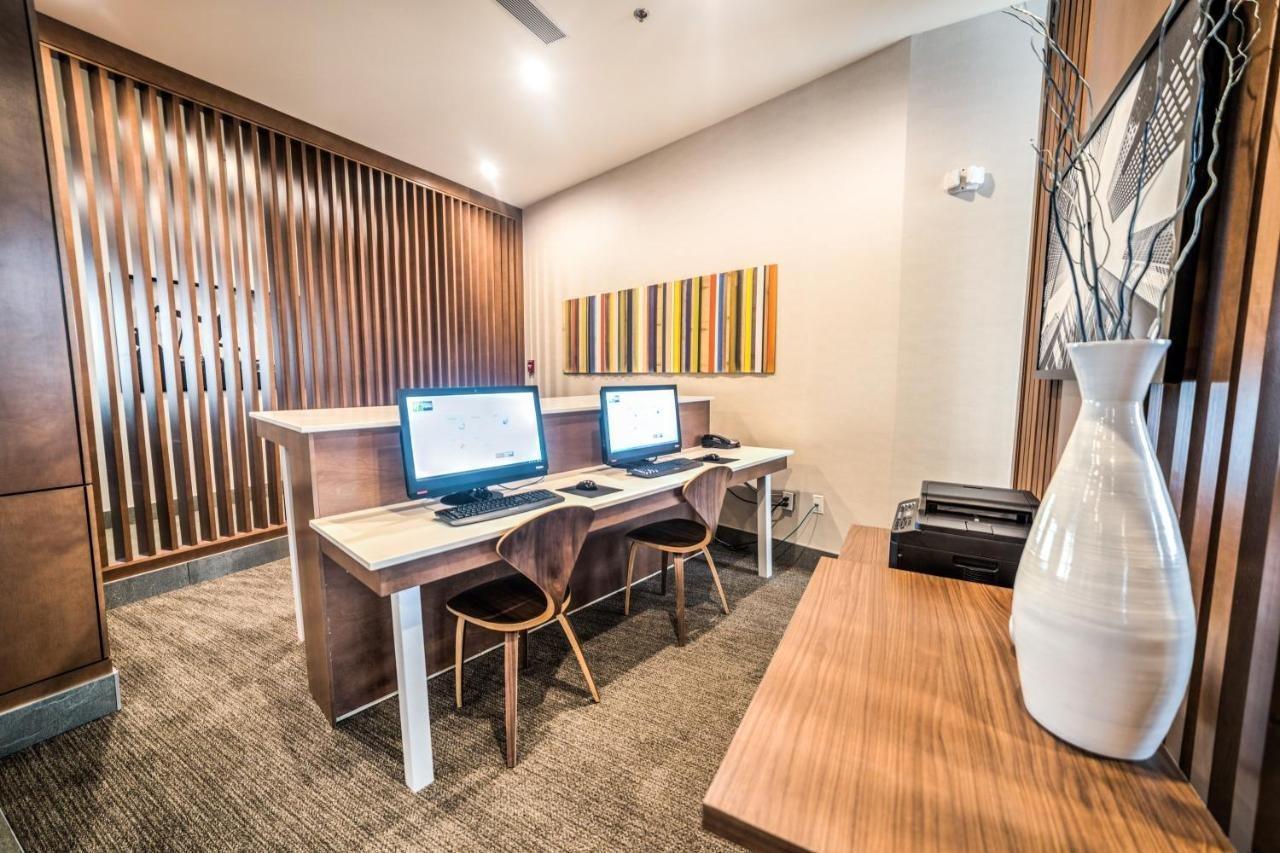 Holiday Inn Express & Suites - West Edmonton-Mall Area By Ihg Bagian luar foto